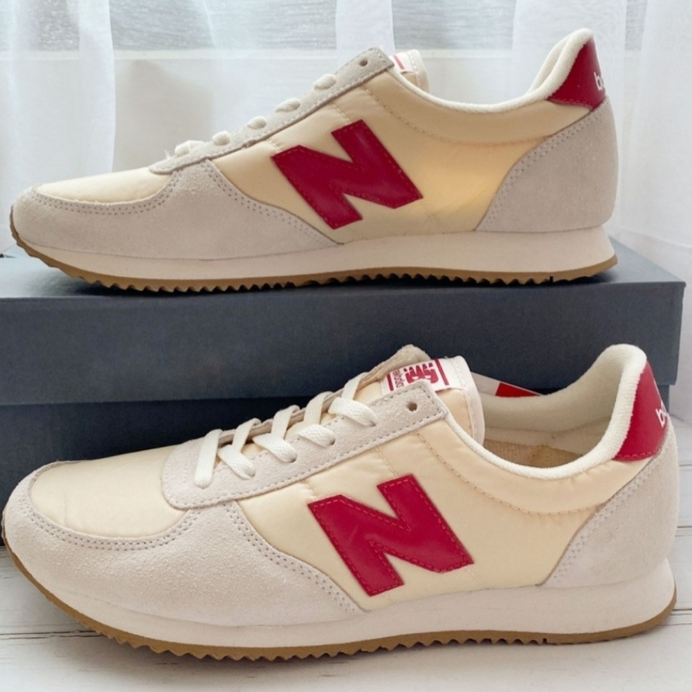 💥NWOT💥New Balance 220 Sneakers